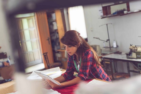 What Are the Best Design Techniques for a Small Home Library with a Rolling Ladder?